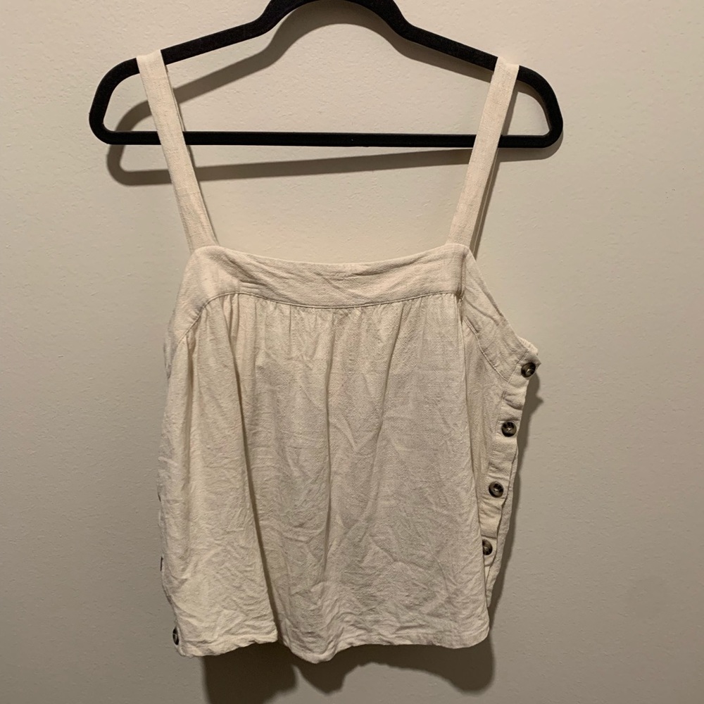 Cream cropped tank with cute tortoiseshell buttons